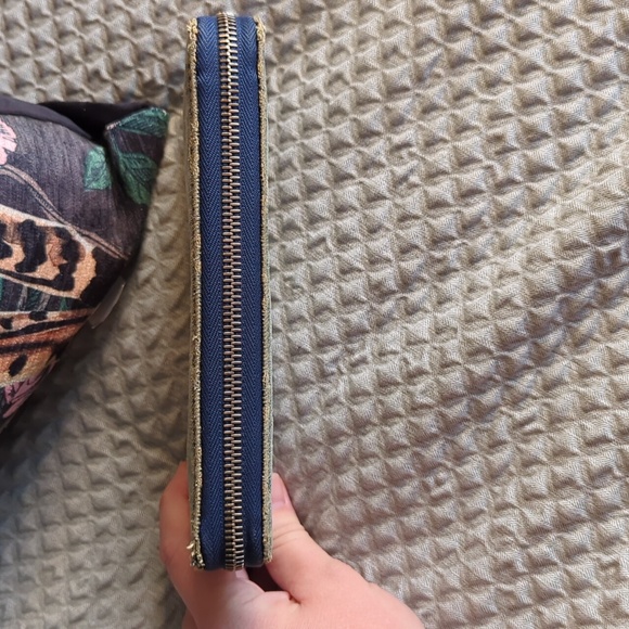 ✨ Louis Vuitton Monogram Denim Zippy - Picture 4 of 16